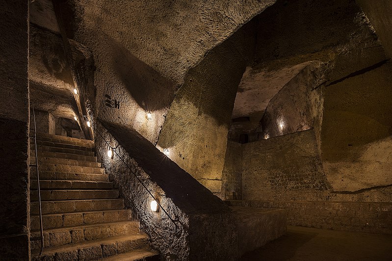 20210617182416800px-Galleria_borbonica_-_Cistern_and_stairs_(Naples)_-_Associazione Culturale Borbonica Sotterranea.jpg